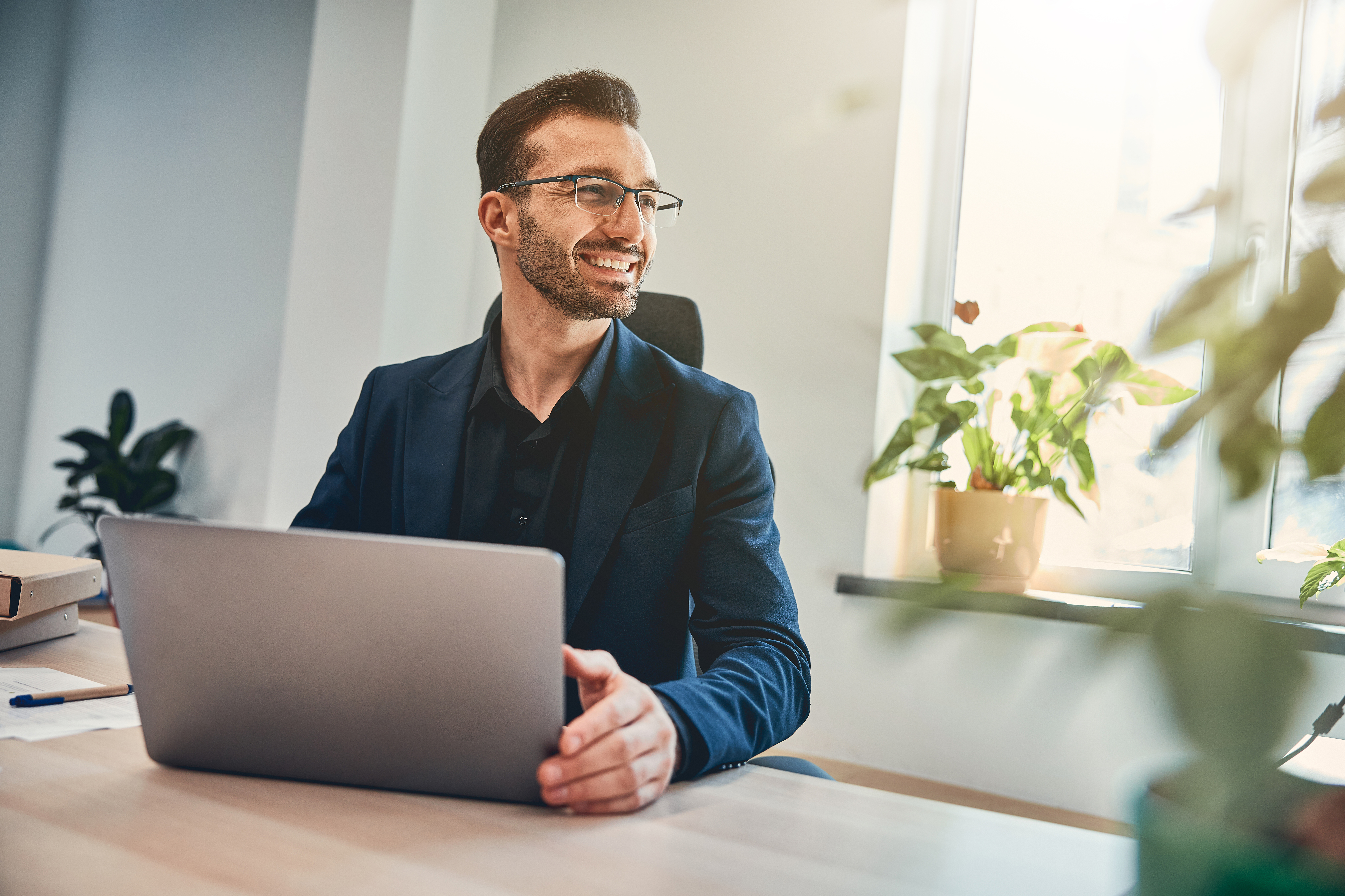 Business mand ved pc