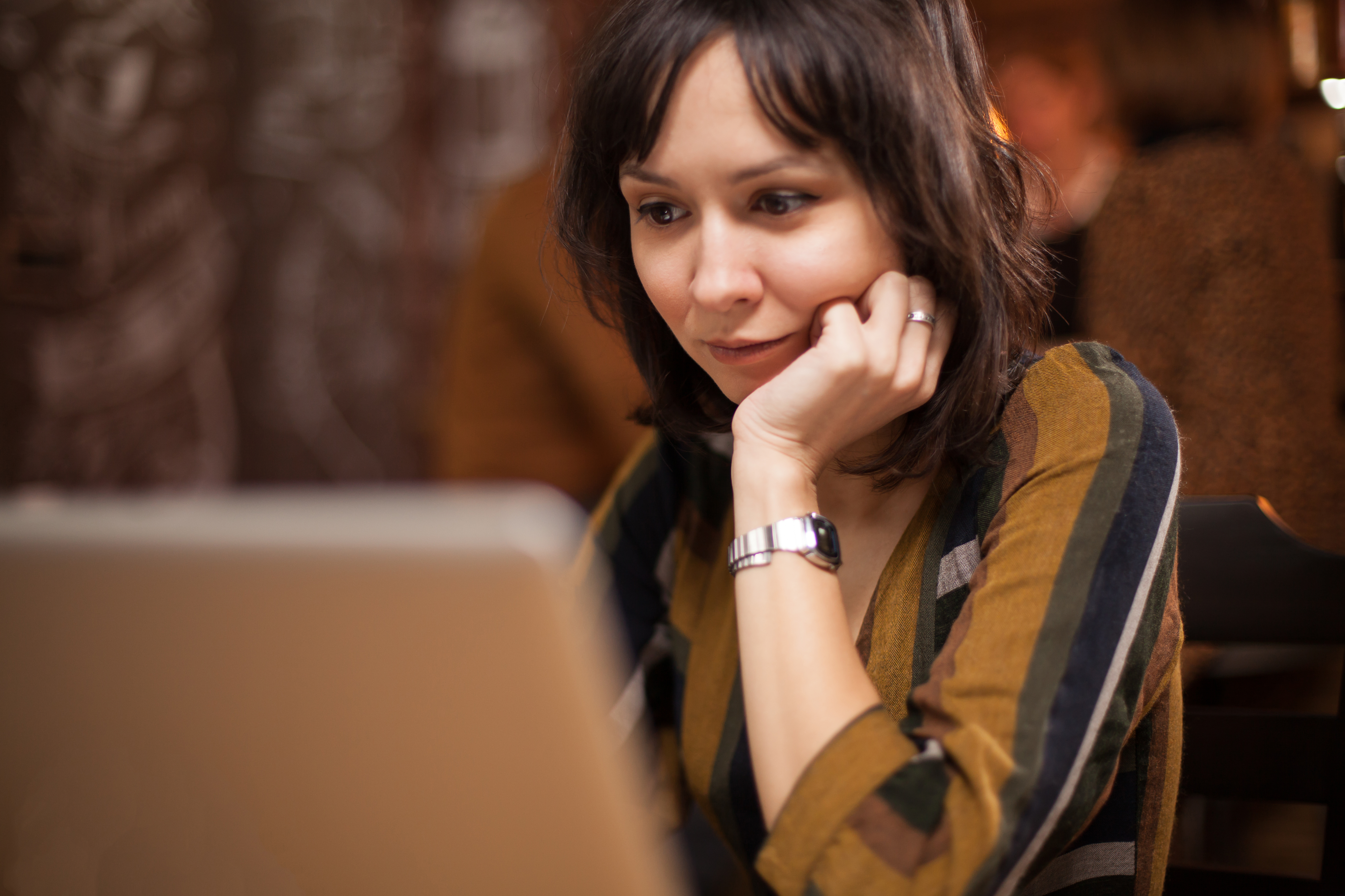 Businesswoman Working On Her Laptop In A Coffee Sh 2021 08 26 15 25 40 Utc