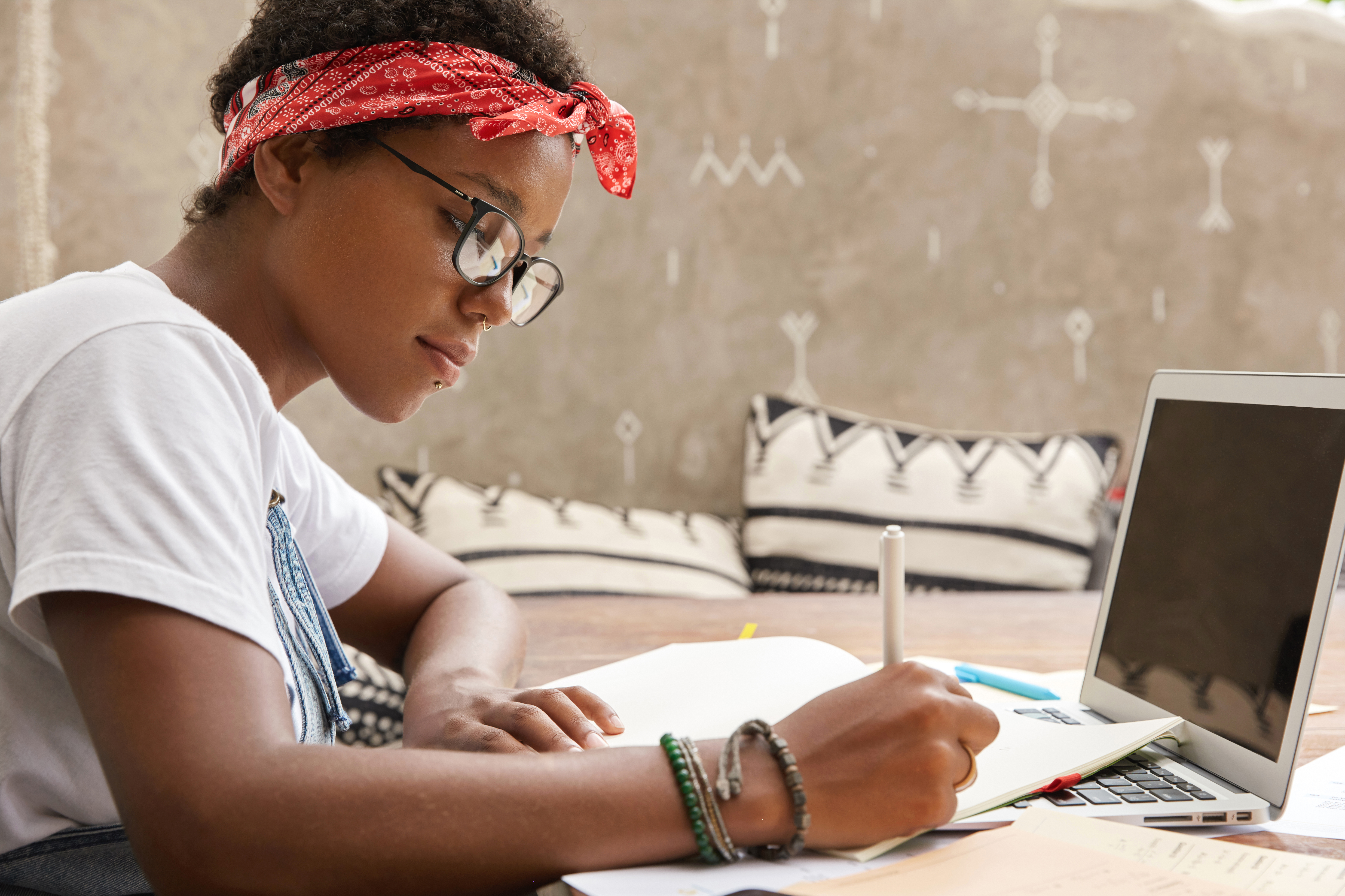 Kvinde med blok og pc