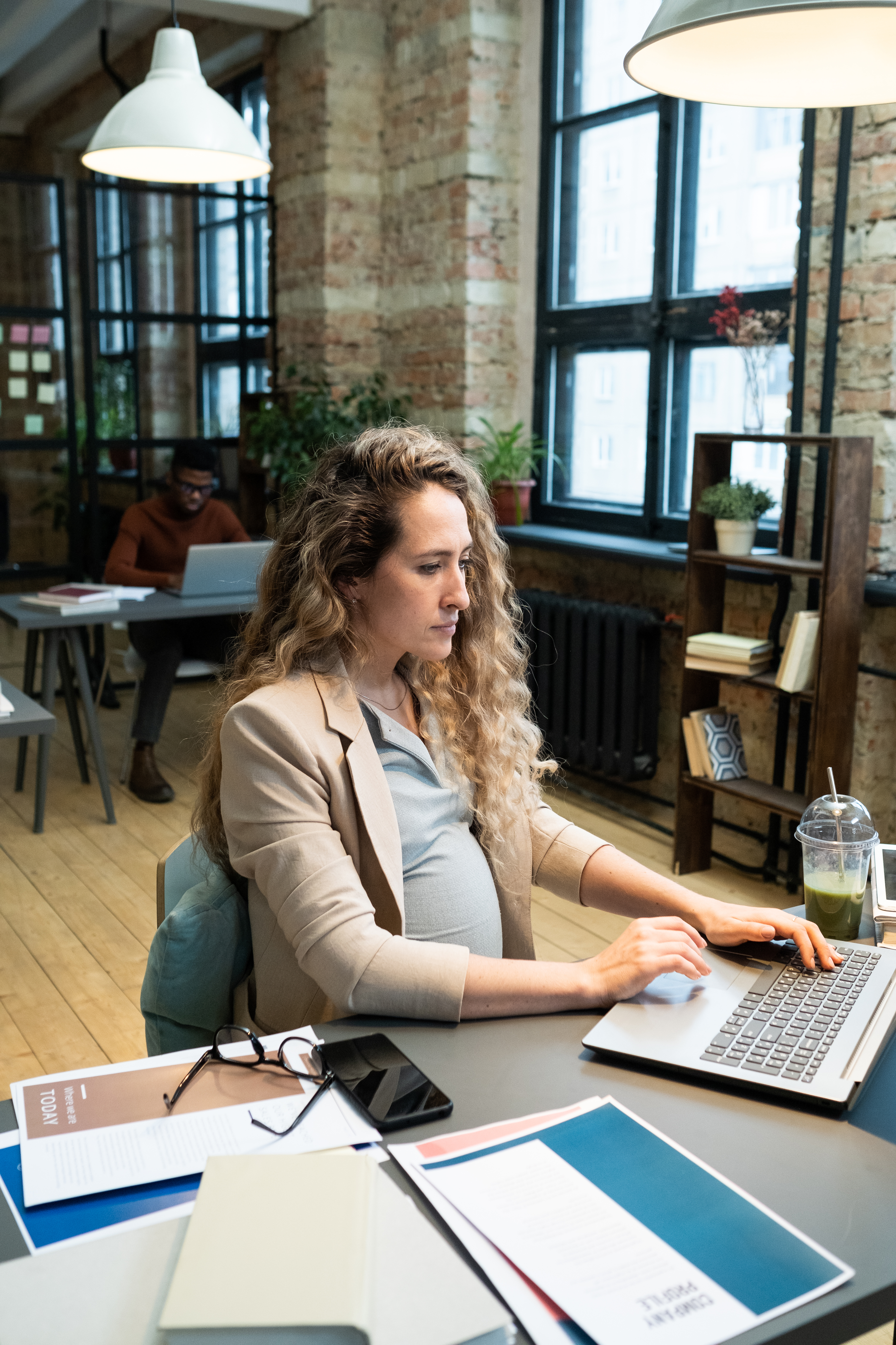 Businesskvinde ved pc 3